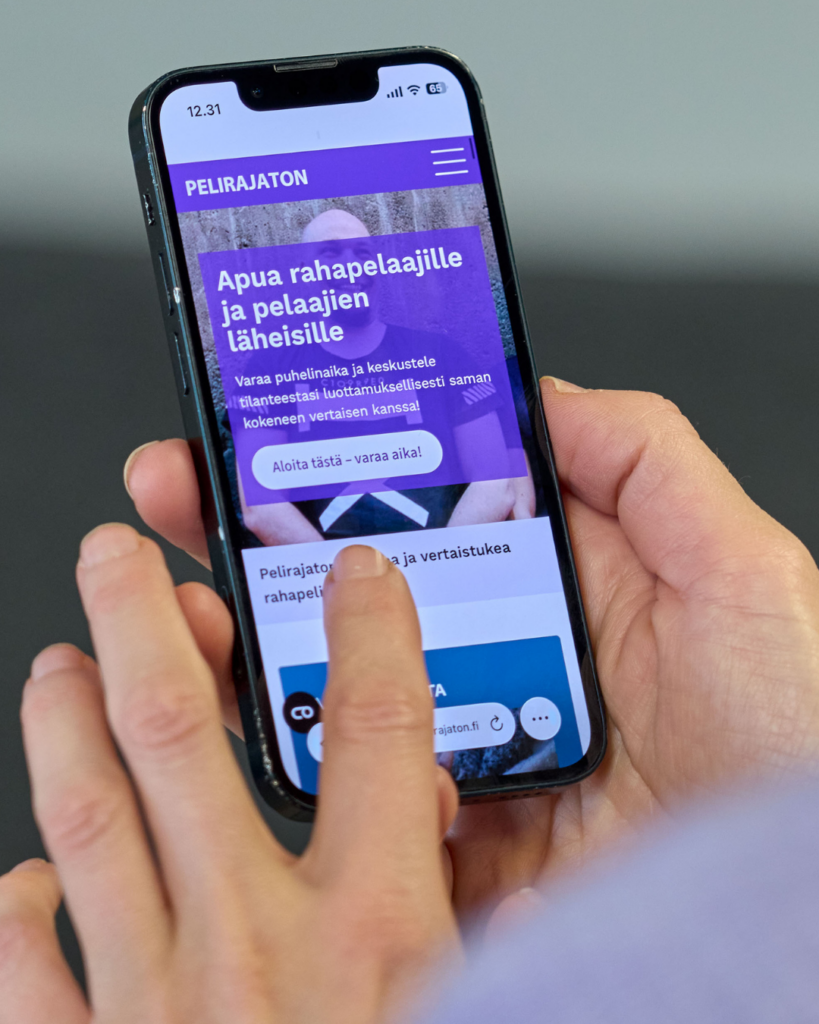pelirajaton.team etusivu puhelimen näytöllä.